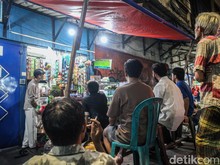 Antusias Nobar Timnas Pakai TV Kecil di Pasar Kebayoran Lama