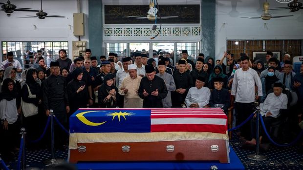 Anwar Ibrahim saat menghadiri pemakaman Siti Hasmah, istri Mahathir Mohamad (Dok. Akun X Anwar Ibrahim) Anwar Ibrahim saat menghadiri pemakaman Siti Hasmah, istri Mahathir Mohamad (Dok. Akun X Anwar Ibrahim)