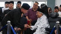 Anwar Ibrahim Hadiri Pemakaman Siti Hasmah, Genggam Erat Tangan Mahathir