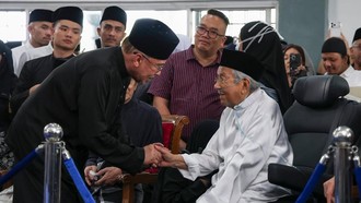 Anwar Ibrahim Hadiri Pemakaman Siti Hasmah, Genggam Erat Tangan Mahathir