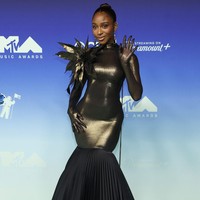 Silvery mermaid. Normani membawa drama dalam balutan gaun bersiluet duyung Robert Wun Couture yang dihiasi detail korsase pada bagian bahu. Sepasang sarung tangan senada melengkapi gaya mantan personel Fifth Harmony itu. (Foto: REUTERS/Caroline Brehman)