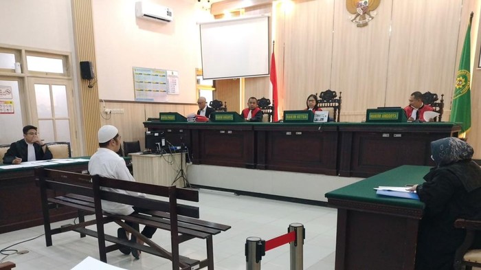 IM, terdakwa pencabulan anak tirinya saat sidang vonis di PN Mojokerto