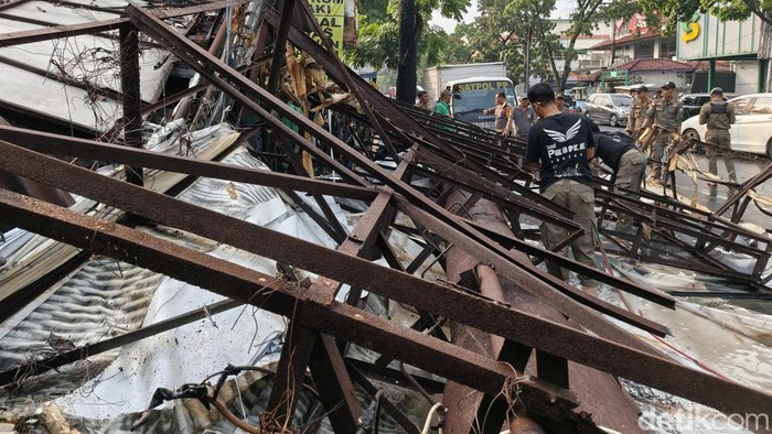 Baliho roboh di Bandung