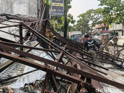 Baliho Berkarat Tumbang, Kios Hingga Bengkel Jadi Korban