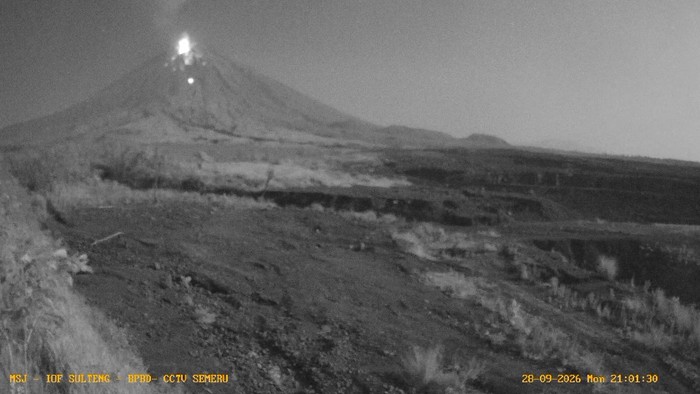 CCTV merekam suara dentuman saat Gunung Semeru mengalami erupsi.