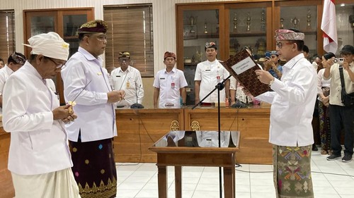 Bupati Klungkung, I Made Satria, melantik Anak Agung Gede Lesmana sebagai staf ahli bupati di Kantor Bupati Klungkung, Klungkung, Bali, Senin (28/9/2026). (Fatih Kudus Jaelani/detikBali)