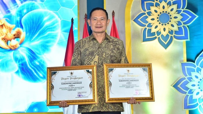 Bupati Lamongan Yuhronur saat menerima penghargaan