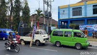 Selain meluruk kantor Dishub Kota Malang, massa juga sempat melakukan blokade jalur di Jalan Raden Intan.