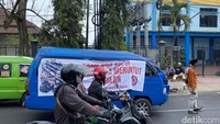Namun, terpantau saat ini arus lalu lintas sudah normal sejak akses jalan yang sempat ditutup oleh massa kembali dibuka.