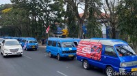 Aksi memblokade jalan ini dilakukan sebagai bentuk protes kehadiran Trans Jatim.