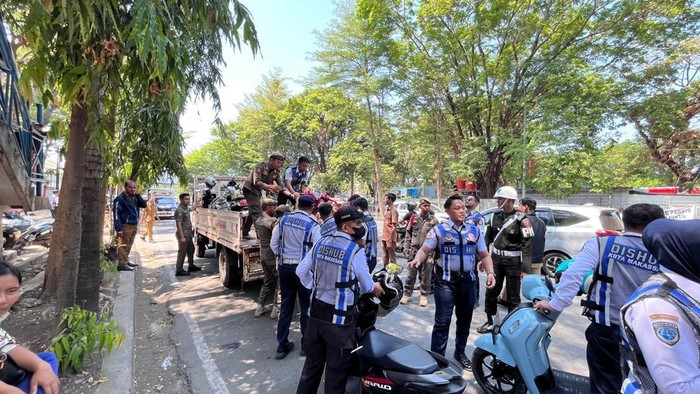 Dishub Makassat angkut 25 motor parkir liar di depan SD Sudirman.