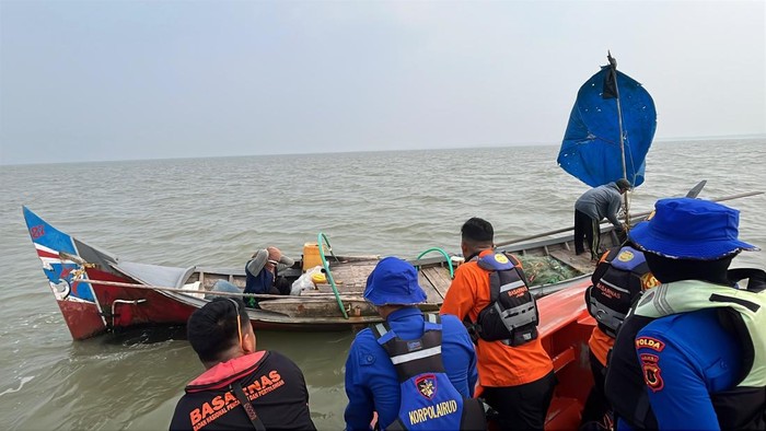 Dua nelayan di Jambi saat diselamatkan Tim SAR usai seharian terombang-ambing di laut