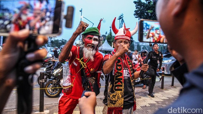 Euforia suporter mulai terasa di kawasan Stadion Utama Gelora Bung Karno (SUGBK), Jakarta, Senin (28/9/2026).