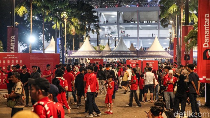 Euforia suporter mulai terasa di kawasan Stadion Utama Gelora Bung Karno (SUGBK), Jakarta, Senin (28/9/2026).