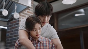 Tuh coba lihat gimana Kang Han ngajarin Choi Song Yi di dapur. Udah cukup bikin baper, belum? Saksikan selengkapnya di drakor Final Table mulai 24 Oktober 2026. Kamu bisa nonton di Prime Video. (Foto: dok. JTBC)