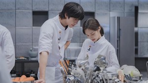 Kang Han dan Choi Song Yi kemudian bekerja sama buat kompetisi The Table: K-Chef 2026 demi memperjuangkan martabat restoran Familia. (Foto: dok. JTBC)