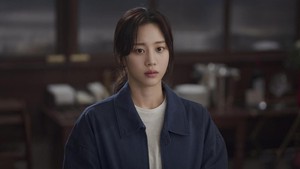 Restoran Familia dijalankan oleh Choi Song Yi yang diperankan Hong Hwa Yeon. Masalahnya cuma satu: sebagai manajer restoran, dia sama sekali gak pernah menginjak dapur. (Foto: dok. JTBC)