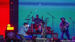 For Revenge bersama Reza Arap kemudian membawakan lagu Museum Duka, hasil kolaborasi ketiganya yang baru dirilis awal September 2026. Foto: Muhammad Azzam/ detikcom