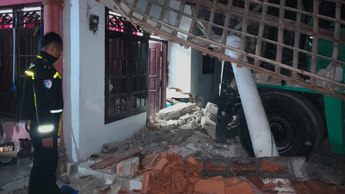 Forklift tabrak rumah warga hingga rusak di Tangerang (dok. Istimewa)