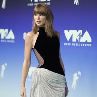 Gaya Perdana Taylor Swift di Karpet Merah Setelah Menikah, Ukir Sejarah VMA
