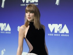 Gaya Perdana Taylor Swift di Karpet Merah Setelah Menikah, Ukir Sejarah VMA