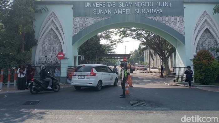 Gerbang depan UINSA sudah dibuka usai disegel mahasiswa
