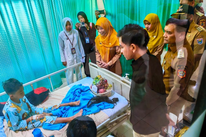 Gibran dan Luthfi Tinjau Pasien Dugaan Keracunan MBG di Batang