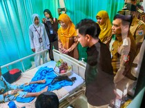 Gibran dan Luthfi Tinjau Pasien Dugaan Keracunan MBG di Batang