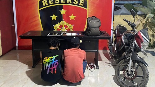 HM dan FRDN dua pengedar narkoba jaringan Surabaya-Bima, ditangkap di Kota Bima, NTB, pada Minggu (27/9/2026) malam. (Dok. Polsek Rasanae Barat)