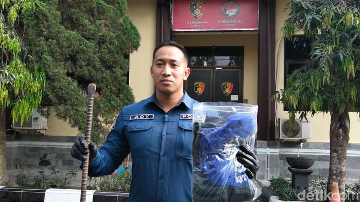 PS Kasi Humas Polresta Magelang Ipda Ady Lilik Purbianto memperlihatkan barang bukti linggis dan baju yang digunakan terduga pelaku saat beraksi di Polresta Magelang, Senin (28/9/2026).