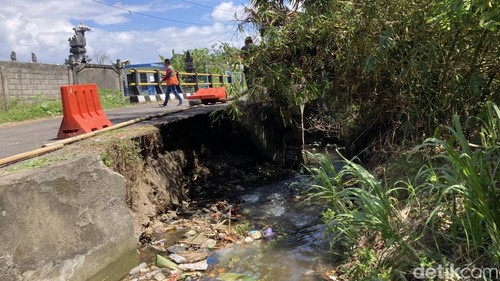 Salah satu tanggul saluran irigasi yang ambles di jembatan sungai Candigara Desa Kusamba, Dawan, Klungkung, Bali. (Fatih Kudus Jaelani/detikBali).