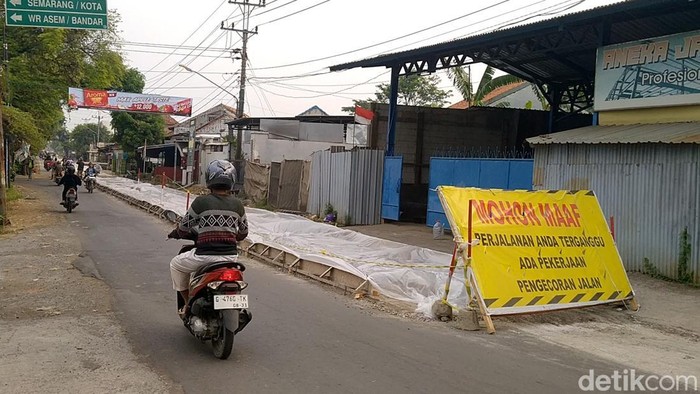 Lokasi pengerjaan perbaikan jalan yang diterobos pria berseragam ASN di  Jalan Letjen Suprapto, Pekalongan, Senin (28/9/2026).