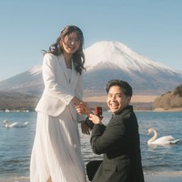 Jerome Polin melamar kekasihnya, Gracia Caroline, di Jepang pada 27 September kemarin. Jerome melamar dengan pemandangan Gunung Fuji. Foto: Instagram @jeromepolin