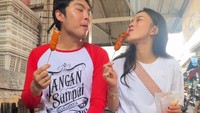 Seru! Jessica Jane dan Erwin Phang Makan di Warkop hingga Jajan Telur Gulung