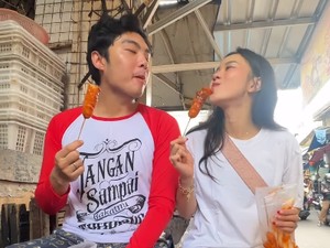 Seru! Jessica Jane dan Erwin Phang Makan di Warkop hingga Jajan Telur Gulung