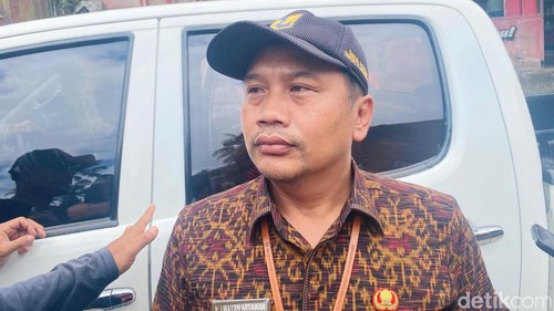 Kabid Bina Marga Dinas PUPR Karangasem, I Wayan Artawan saat ditemui saat peninjauan ruas jalan di Kecamatan Selat, Selasa (19/5/2026) (foto: I Wayan Selamat Juniasa)
