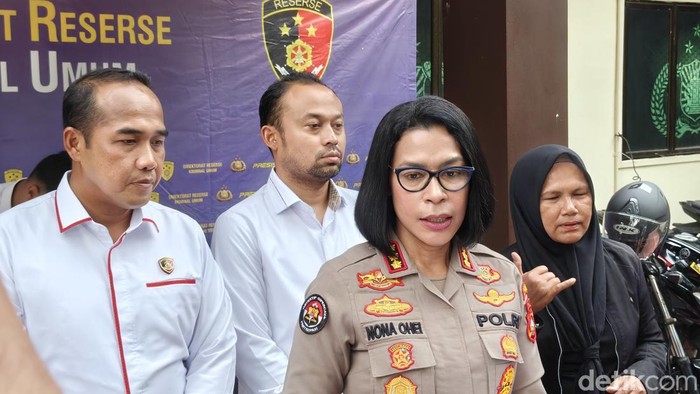 Kabid Humas Polda Kepri, Kombes Nona Pricillia Ohei saat memberikan keterangan penetapan tersangka bentrokan di Setokok, Batam.