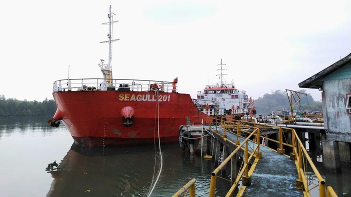 Kapal Seagull 201 saat membawa pasokan BBM ke Belitung