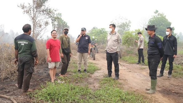 Kapolda Kalteng Irjen Iwan Kurniawan turun langsung menyisir kawasan rawan karhutla sekaligus memastikan proses pemadaman dan pendinginan berjalan maksimal.