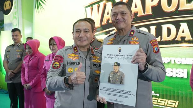 Kapolda Riau Irjen Pol Herry Heryawan melepas Wakapolda Brigjen Hengki Haryadi yang kini menjadi Kapolda Papua Barat Daya, Senin (28/9/2026).
