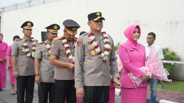 Kapolda Riau Irjen Pol Herry Heryawan melepas Wakapolda Brigjen Hengki Haryadi yang kini menjadi Kapolda Papua Barat Daya, Senin (28/9/2026).