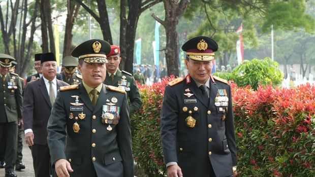 Kapolda Riau Irjen Pol Herry Heryawan menghadiri ziarah di TMP Dharma Kusuma jelang HUT TNI ke-81 yang dipimpin Pangdam XIX/Tuanku Tambusai Mayjen TNI Agus Hadi Waluyo Kapolda Riau Irjen Pol Herry Heryawan menghadiri ziarah di TMP Dharma Kusuma jelang HUT TNI ke-81 yang dipimpin Pangdam XIX/Tuanku Tambusai Mayjen TNI Agus Hadi Waluyo, Senin (28/9/2026).