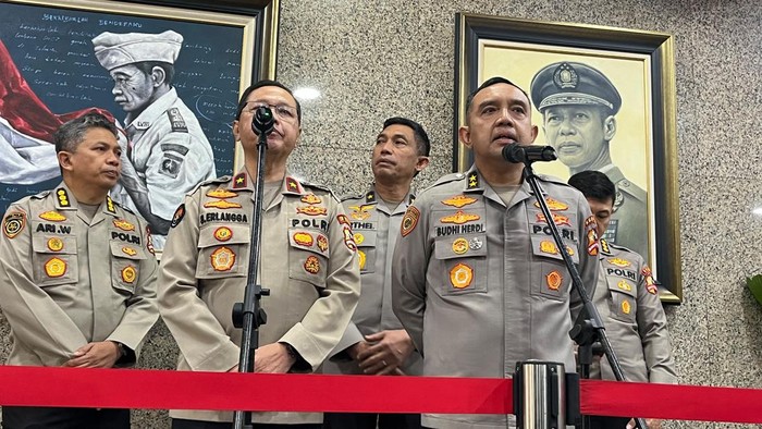 Karowatpres SSDM Polri Irjen Budhi Herdi Susianto (kanan/bicara menggunakan mik)-(Rumondang/detikcom)