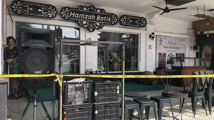 Penampakan garis polisi yang dipasang di lokasi Hamzah Batik Malioboro, Jogja, yang terbakar pada Senin (28/9/2026) dini hari tadi.