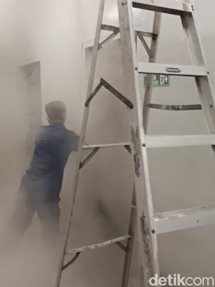 Kebakaran melanda basement Hotel Raffles di Kuningan, Jakarta Selatan.