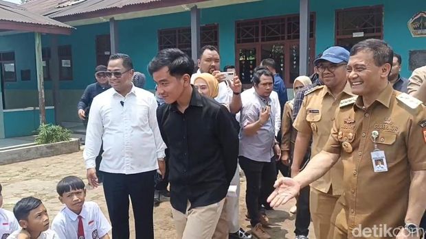Keracunan MBG Wakil Presiden RI Gibran Rakabuming Raka didampingi Gubernur Jawa Tengah Ahmad Luthfi saat mengunjungi korban dugaan keracunan MBG di Batang, Senin (28/9/2026).