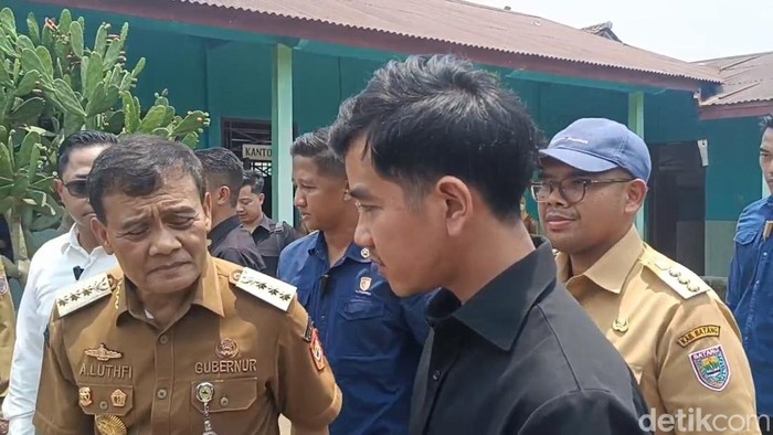 Wakil Presiden RI Gibran Rakabuming Raka didampingi Gubernur Jawa Tengah Ahmad Luthfi saat mengunjungi korban dugaan keracunan MBG di Batang, Senin (28/9/2026).