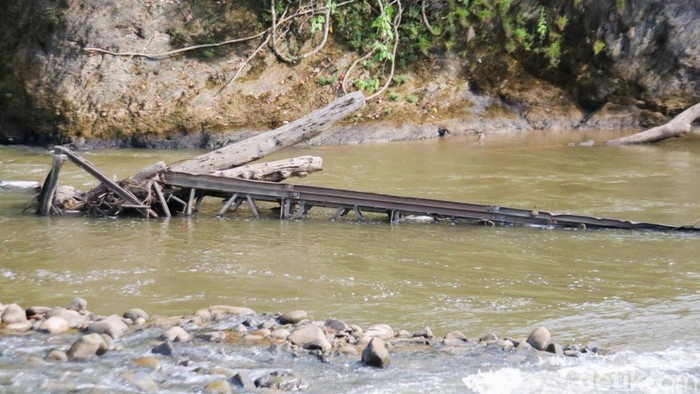 Kerangka besi jembatan bailey yang sempat terseret banjir dan kini tenggelam di dasar Sungai Semamu.