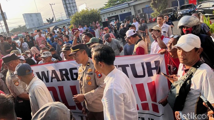 Kesal dengan kemacetan, warga datangi kantor ASDP Ketapang Banyuwangi.