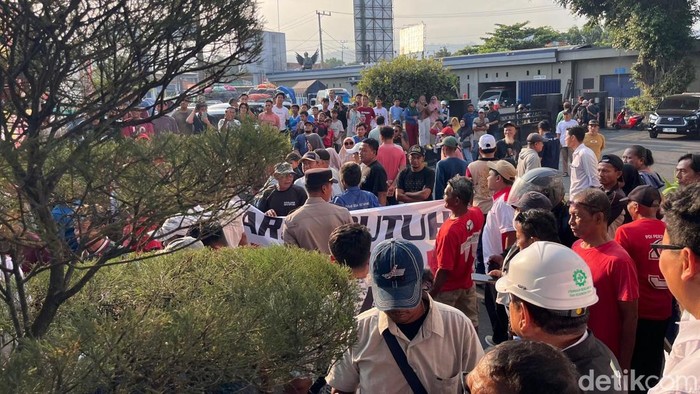 Kesal dengan kemacetan, warga datangi kantor ASDP Ketapang Banyuwangi.